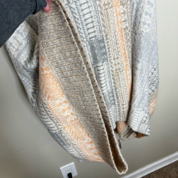 Free People • Willow Poncho - Picture 9 of 12